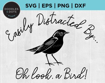 Puede incluir: Silueta en blanco y negro de un pájaro con el texto "Easily Distracted By... Oh look, a Bird!" El texto está en una fuente de escritura a mano.