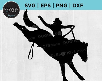 Könnte beinhalten: Silhouette eines Cowboys, der auf einem sich aufbäumenden Bronco reitet. Der Cowboy trägt einen Hut und hält eine Schnur fest. Das Pferd bäumt sich auf seinen Hinterbeinen auf.
