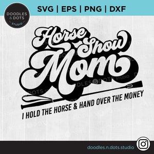 Pferdeshow Mama SVG | Show Mom T Shirt | Lustiges Pferde T-Shirt | Hunter Jumper Pferd Show Tee | Geschenk für Show Mom | Geschenk für Reiter SVG