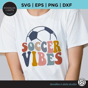 Soccer Vibes SVG, Retro voetbal Vibes, Retro Golvend Lettertype SVG, Gestapelde Golvende Letters, Boho Soccer Mom Life, Soccer Sublimation, Soccer mom png