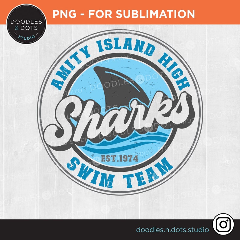 Puede incluir: Un logotipo circular azul y gris con el texto "Amity Island High Sharks Swim Team Est. 1974". El logotipo presenta una aleta de tibur&oacute;n y olas.