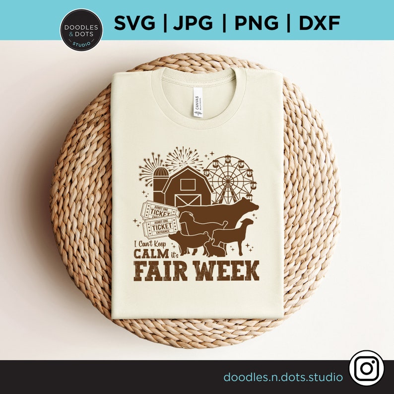 Op de afbeelding: Een wit T-shirt met een bruin grafisch ontwerp met de tekst "I Can't Keep Calm It's Fair Week". De afbeelding bevat een schuur, een reuzenrad, vuurwerk en boerderijdieren.