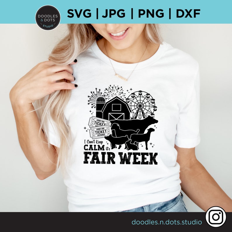 Op de afbeelding: Een wit T-shirt met een zwart ontwerp met een boerensc&egrave;ne, een reuzenrad, vuurwerk en kaartjes. De tekst luidt "I Can't Keep Calm It's Fair Week".