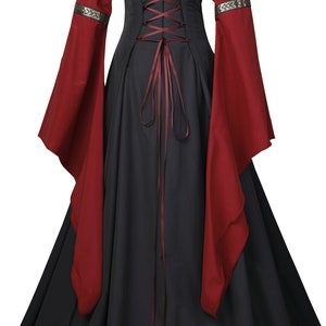 Puede incluir: Un vestido de estilo medieval negro y burdeos con mangas largas y lazada en la espalda. El vestido tiene un corpi&ntilde;o ajustado y una falda fluida.
