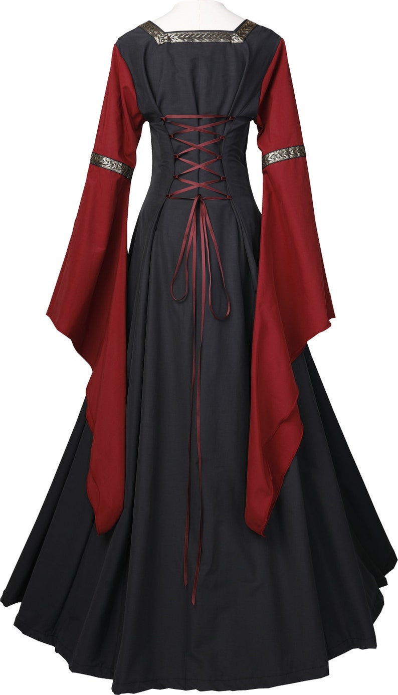 Puede incluir: Un vestido de estilo medieval negro y burdeos con mangas largas y lazada en la espalda. El vestido tiene un corpi&ntilde;o ajustado y una falda fluida.