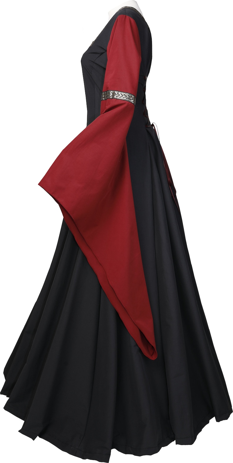 Puede incluir: Un vestido de estilo medieval negro y burdeos con mangas largas y lazada en la espalda.