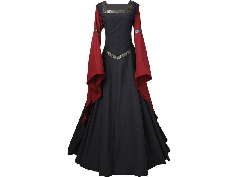 Puede incluir: Un largo vestido medieval negro con mangas rojas y ribetes dorados. El vestido tiene un escote cuadrado y un corpi&ntilde;o ajustado. Las mangas son largas y fluidas, y la falda es amplia y fluida.