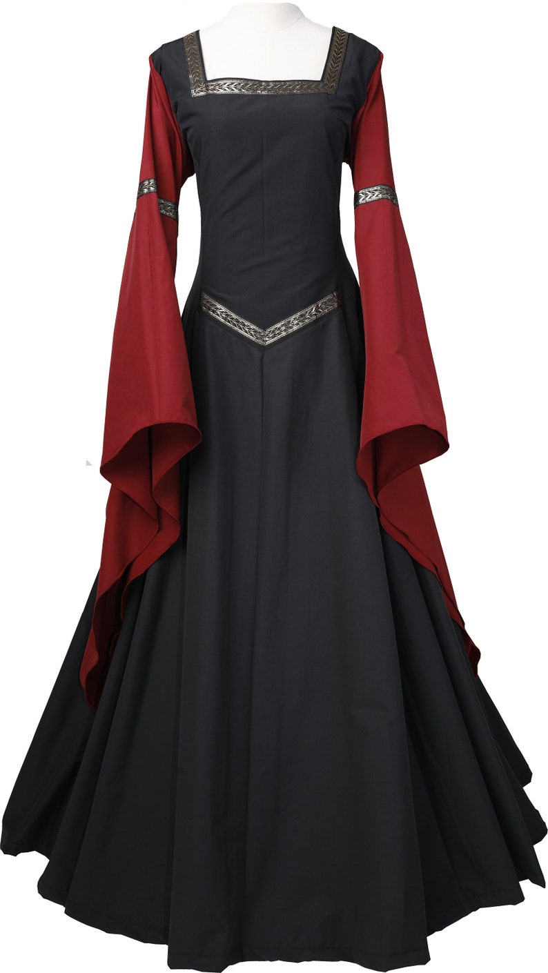Puede incluir: Un vestido negro de estilo medieval con mangas largas rojas y ribetes dorados. El vestido tiene un escote cuadrado y una falda fluida.