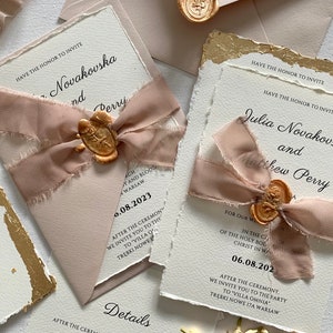 Set di inviti per matrimonio beige fatti a mano, inviti in carta con bordo frastagliato, inviti in carta di cotone, monogramma, sigilli di ceralacca, nastro strappato