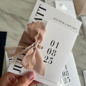 Invito a nozze minimale bianco in carta fatta a mano, suite nuziale estetica, fiocco di invito nero, data della carta di matrimonio moderna in cera