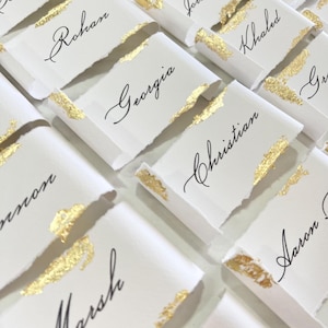 Marque-places avec nom en parchemin | Défilement des noms | Cartes de nom de mariage | Bordure en bois | Bordure dorée | Plaqué or