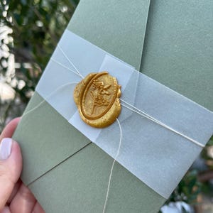 Invito di nozze in carta fatta a mano color verde salvia, suite nuziale rustica minimalista, boho unico, inviti in cera, biglietto di nozze moderno