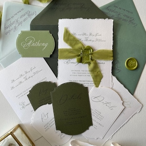 Set di inviti per matrimonio fatti a mano color verde salvia, inviti in carta con bordo frastagliato, inviti in carta di cotone, monogramma, sigilli di ceralacca, nastro strappato