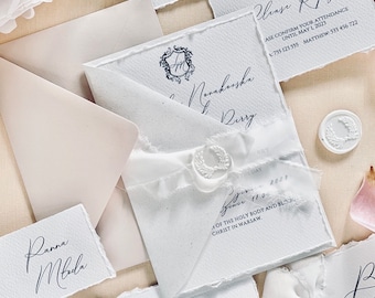 Handgefertigtes Hochzeitseinladungsset mit Büttenrand, Papiereinladungen mit Büttenrand, gerissener Rand, Seidenbänder, Hochzeitswachssiegel aus Baumwollpapier