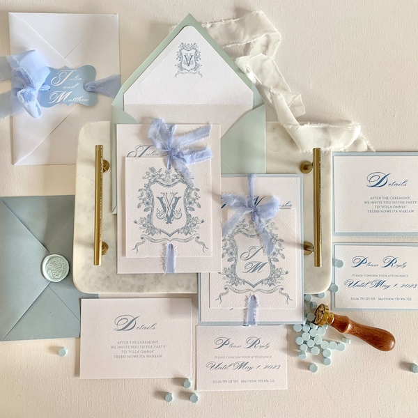 Hochzeitseinladung in Staubblau, Einladung mit Hochzeitswappen, Aquarell am Meer, Myrtenblau, klassisches Staubblau, individuelles Monogramm und Band, Wachs