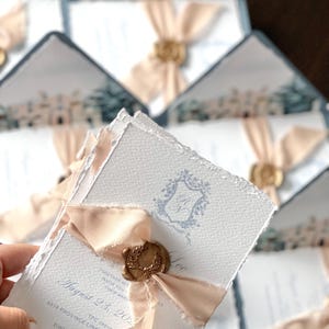 Set di inviti per matrimonio fatti a mano color blu polvere, inviti in carta con bordo frastagliato, carta di cotone, nastro strappato, location per matrimonio Cistom, castello