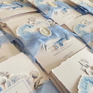 Invitation de mariage à fleurs bleues, invitation à un blason de mariage, aquarelle bord de mer, bleu myrtie, bleu poussiéreux classique, ruban personnalisé et cire