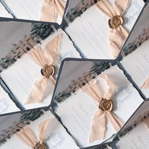 Set di inviti per matrimonio fatti a mano color blu polvere, inviti in carta con bordo frastagliato, carta di cotone, nastro strappato, location per matrimonio Cistom, castello