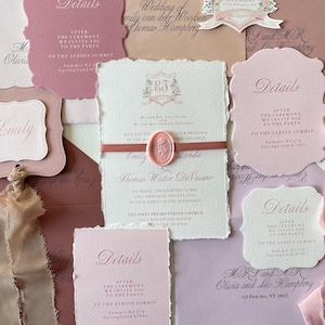 Invito a nozze Dusty Rose Pink Blush, Invito della Provenza francese, Monogramma floreale, Bordo decorato, Bordo strappato, Floreale, Sigilli di cera