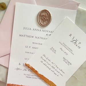 Set di inviti di nozze fatti a mano con foglie dorate, inviti di carta con bordo increspato, inviti di carta di cotone, monogramma, sigilli di cera, nastro strappato