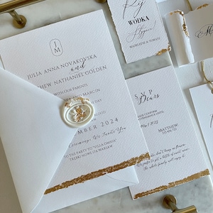 Set di inviti di nozze fatti a mano, Inviti di carta con foglie d'oro, Inviti di carta di cotone, Monogramma, Sigilli di cera, Foglia d'oro sui bordi