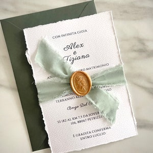Ensembles d'invitations de mariage faites main vert sauge, invitations en papier à bords frangés, invitations en papier coton, monogramme, cachets de cire, ruban déchiré