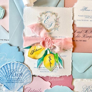 Inviti di nozze con destinazione italiana Limone, Inviti di carta con bordo increspato, Inviti di carta di cotone, Monogramma, Sigilli di ceralacca, Nastro strappato