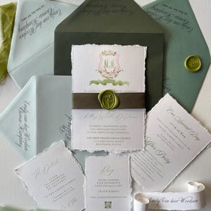 Set di inviti per matrimonio fatti a mano color verde salvia, inviti in carta con bordo frastagliato, inviti in carta di cotone, monogramma, sigilli di ceralacca, nastro strappato