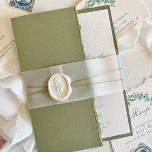 Invito a nozze in carta fatta a mano OLIVA verde salvia, invito con bordo decorato, inviti di nozze romantici Carta di nozze moderna con stemma di ulivo
