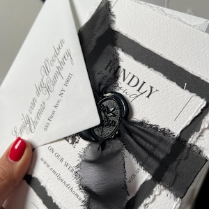 Set di inviti per matrimonio fatti a mano in bianco e nero, inviti in carta con bordo frastagliato, carta di cotone minimale, nero, sigilli di ceralacca, nastro strappato