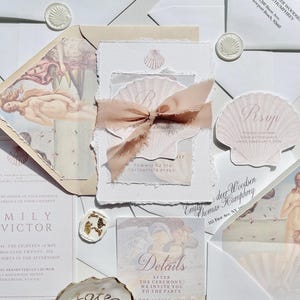 Peut inclure: Ensemble de faire-part de mariage élégants sur le thème des coquillages. Comprend des cartons d'invitation, des cartons de réponse et des enveloppes avec calligraphie. La palette de couleurs est douce, avec des tons rose blush et crème.