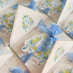 Faire-part de mariage citron, invitation écusson de mariage, Bord de mer aquarelle, bleu myrtie, bleu poussiéreux classique Monogramme et ruban personnalisés, cire
