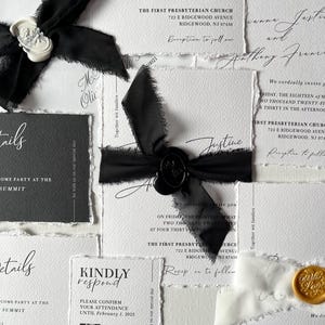 Könnte beinhalten: Hochzeitseinladungssuite mit schwarzem und weißem Papier, schwarzem Band und Wachssiegeln. Die Einladungen enthalten den Text "We cordially invite you" und "The First Presbyterian Church".