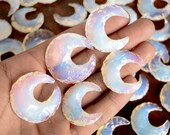 Opalite Moon Crystal Healing Stone Crescent Moon Shape Crystal Metaphysical Glass Opal Carving Stone Gemstone for Jewelry Making CC18