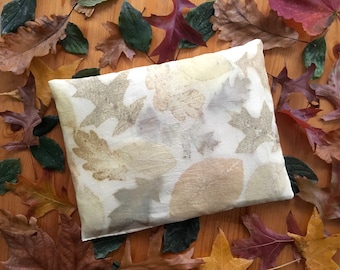Nachhaltiges Kirschkernkissen aus GOTS zertifizierter Tussar Peace Silk (gewaltfreie Seide) mit echtem Blätter-Aufdruck