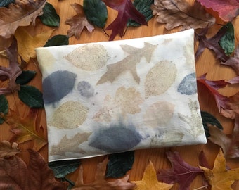 Nachhaltiges Kirschkernkissen aus GOTS zertifizierter Tussar Peace Silk (gewaltfreie Seide) mit echtem Blätter-Aufdruck