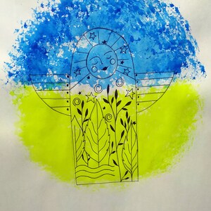 Könnte beinhalten: Eine Schwarzweißillustration einer stilisierten Sonne mit einem Gesicht, umgeben von Sternen, vor einem blauen und gelben Aquarellhintergrund.