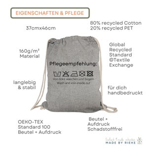 Übersicht Turnbeutel-Eigenschaften, ein dunkelgrauer Turnbeutel aus recycelter Baumwolle und PET. OEKO-TEX zertifiziert, Maße 37cm breit, 46cm hoch, Aufdruck erfolgt in Handarbeit.