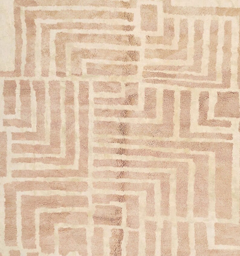 Puede incluir: Una alfombra beige con un patr&oacute;n geom&eacute;trico de l&iacute;neas blancas que forman cuadrados y rect&aacute;ngulos.