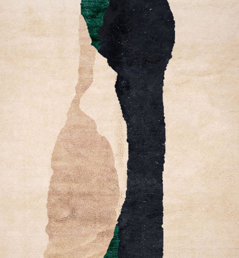 Pu&ograve; includere: Tappeto astratto con un design nero, verde e beige. Il tappeto ha una forma lunga e verticale con un bordo irregolare.