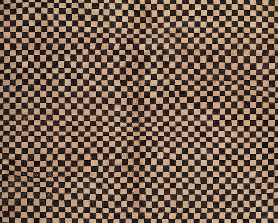 ベージュと黒のチェック柄ラグ