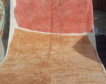 Könnte beinhalten: Ein rechteckiger Teppich mit einem weißen Rand und zwei Abschnitten in verschiedenen Farben. Der obere Abschnitt ist hellorange und der untere Abschnitt ist hellbraun.