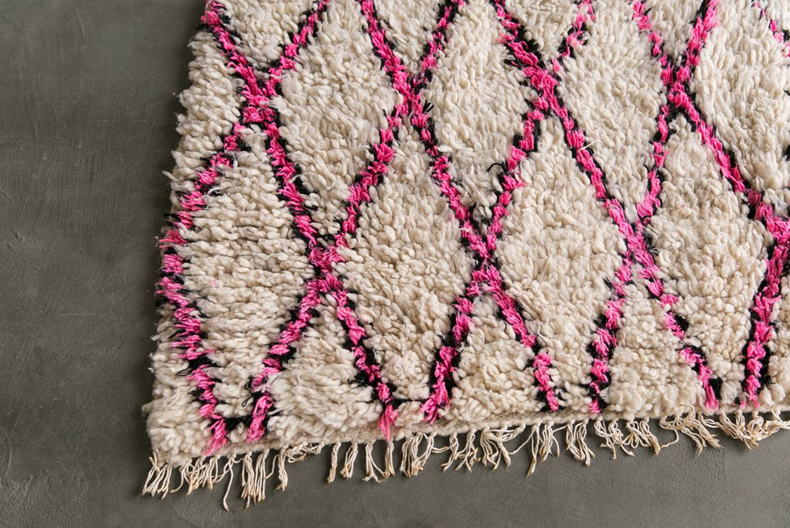 本物のモロッコラグ ベニ・ウラインラグ 手織り 100% ウール