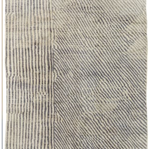 Könnte beinhalten: Ein weißer und blauer gestreifter marokkanischer Teppich mit geometrischem Muster. Der Teppich hat einen Fransenrand.
