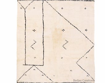 Könnte beinhalten: Ein weißer Teppich mit einem schwarzen geometrischen Muster. Der Teppich hat einen Fransenrand und der Text "Berber Creations" ist in der rechten unteren Ecke sichtbar.
