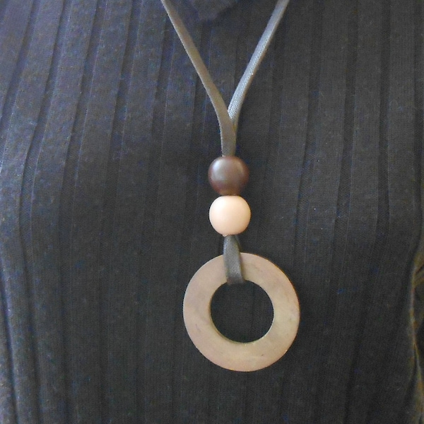 Colgante de aro grueso, Collar de madera, Joyería escultórica