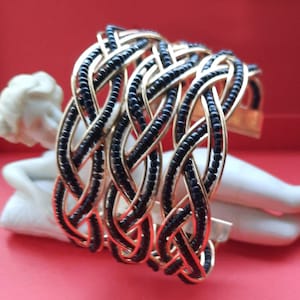 Filigraner Jugendstil Armreif, Offener Armreif mit eingelegten rabenschwarzen Mini Perlen, Montage Schmuck