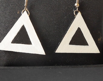 Pendientes minimalistas triangulares, joyas geométricas, accesorios ecológicos de madera