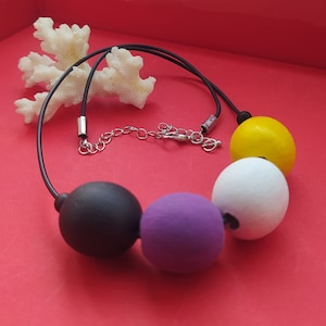 Niet-binaire Pride-ketting: handgeschilderde houten kraal Enbyfriend-cadeau