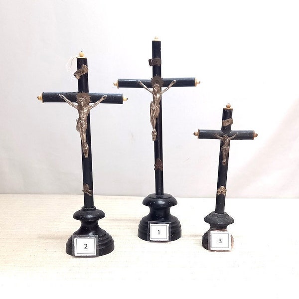 Crucifix de table noir antique France - support pour crucifix noirci - intérieurs catholiques - crucifix noirci des années 1800 sur socle - crucifix d'autel